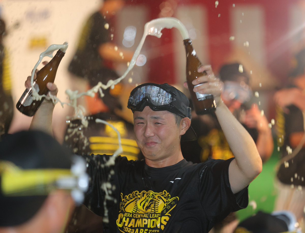 西勇輝 直筆サイン入り ビールかけTシャツ リーグ優勝記念 阪神 2023.09.14 歓喜のビールかけ part2 #西勇輝 #西純矢 #森下翔太 #浜地