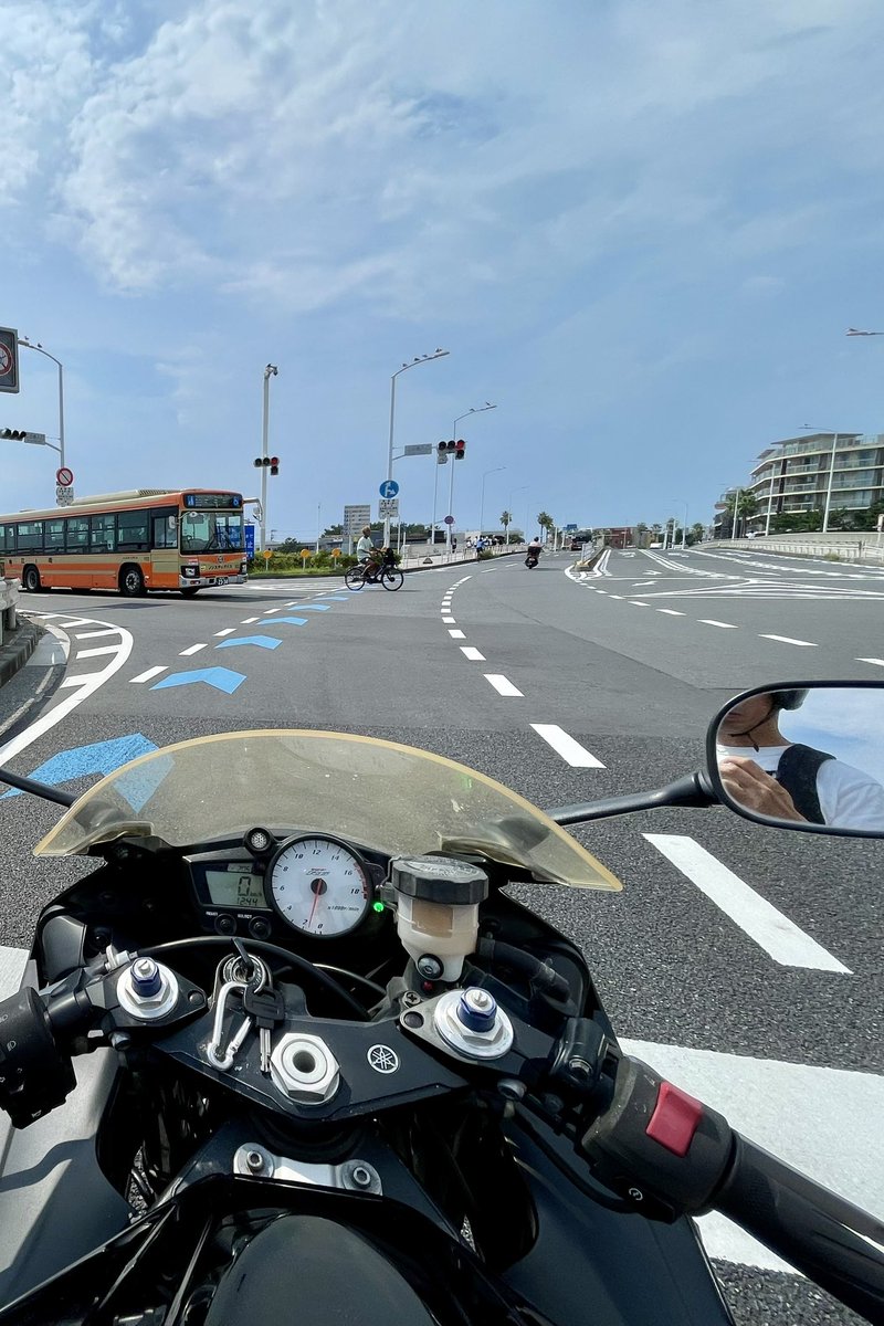 7k6r's tweet photo. 半年ぶりくらいに洗車した。
綺麗なのは気持ちいいけど、まだまだ暑すぎてバイク乗ってても汗だくです。。。
 #YZFR6 #5SL #江の島 https://t.co/Toidd1UqlY
