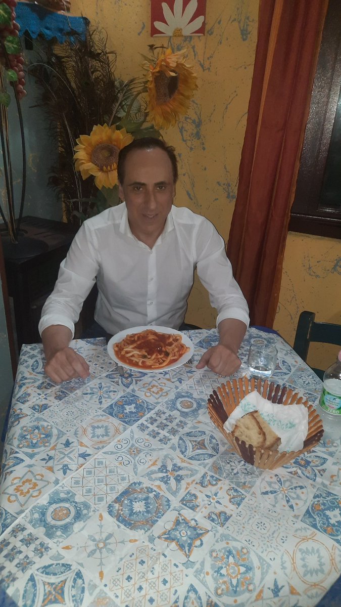 antondepierro's tweet photo. Di ritorno dalla #Calabria mi sono fermato a #Roccanova,in #Basilicata,dove ho cenato presso il ristorante La Villetta dei miei amici Pasqiale e Angela Appella.Ho mangiato degli squisiti "frizzuoli",pasta della tradizione locale. #MasterChef #Lampedusa #FinoAllaFine #GFvip https://t.co/QtBGLpisnB
