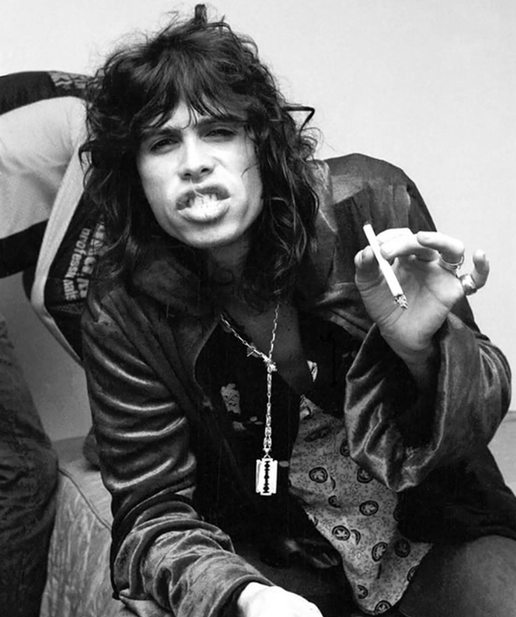 crockpics's tweet photo. Steven Tyler, 1976. Photo by Ian Dickson. https://t.co/hrJngPFwJE
