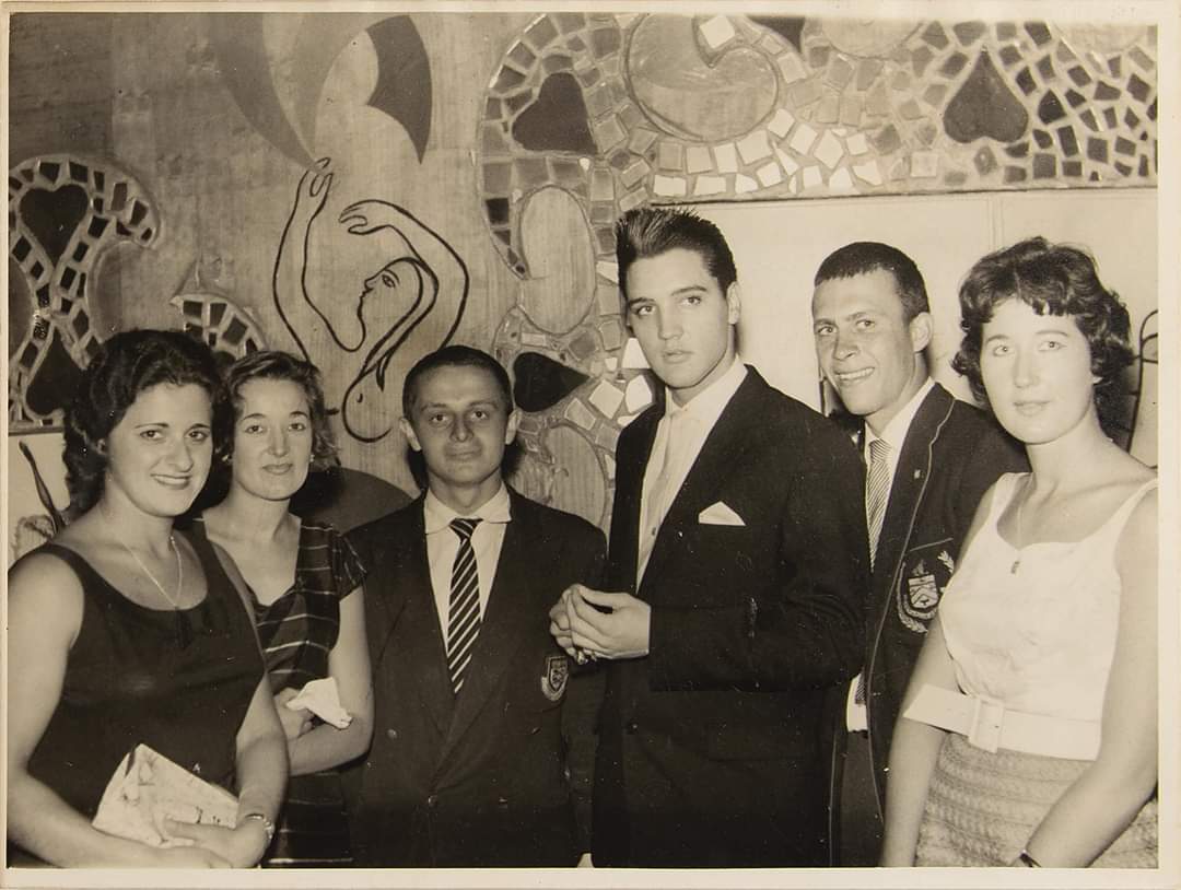 AboutElvis's tweet photo. With fans in Paris , June 1959.
#Elvis #ElvisPresley #Elvistheking #Elvis1959 #ElvisHistory #Elvis2023 https://t.co/GdQVDyIA37