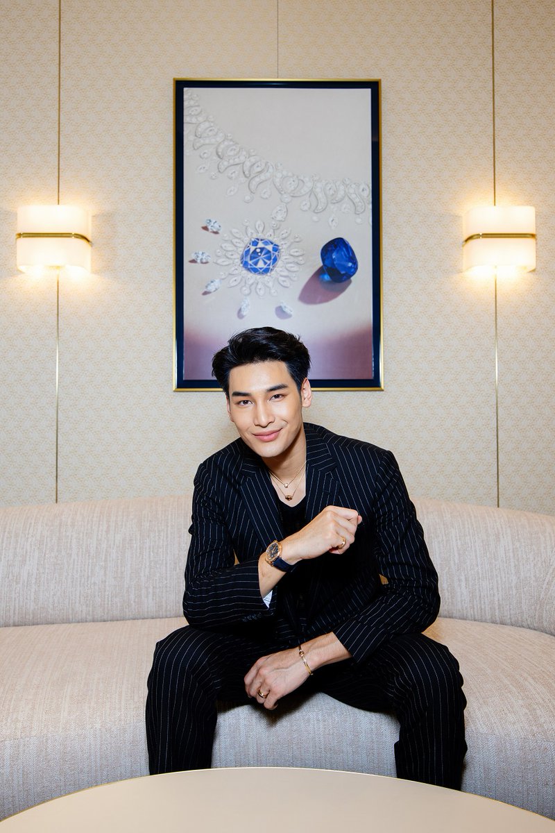 woopmag's tweet photo. 'อาโป-ณัฐวิญญ์' ขึ้นแท่น Friend of PIAGET คนแรกของเอเชียตะวันออกเฉียงใต้ "ผู้ที่เปี่ยมไปด้วยความกล้า และมีทัศนคติที่สร้างแรงบันดาลใจให้กับคนที่อยู่รอบตัว" พร้อมกันนี้อาโปพาสำรวจ! บูติกคอนเซปต์ใหม่ใจกลางสยามพารากอน 
https://t.co/8aFg8Dx2vZ

#Nnattawin #PIAGET #PiagetxApo #FriendofMaisonSoutheastAsia