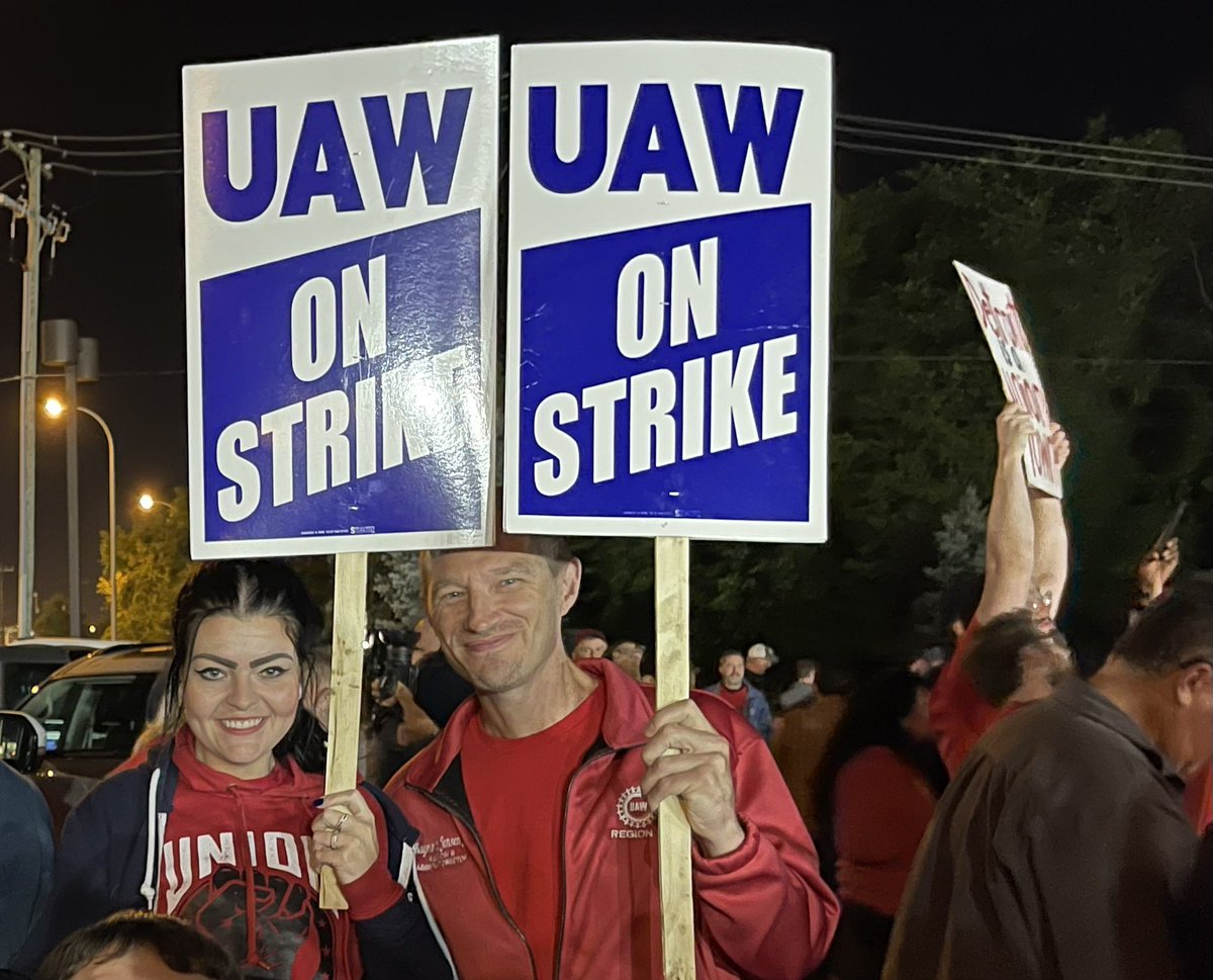 phoebesaid's tweet photo. Labor strike at @Ford Michigan Assembly in Wayne at midnight Thurs., 9/14. Plant builds Bronco, Ranger. @UAW President Shawn Fain surrounded by cheers and “We love you, Shawn!” @GM workers picketing. @RepDebDingell @RashidaTlaib on site, too.

@freep @freepautos #local900 https://t.co/tNBAe01F5N