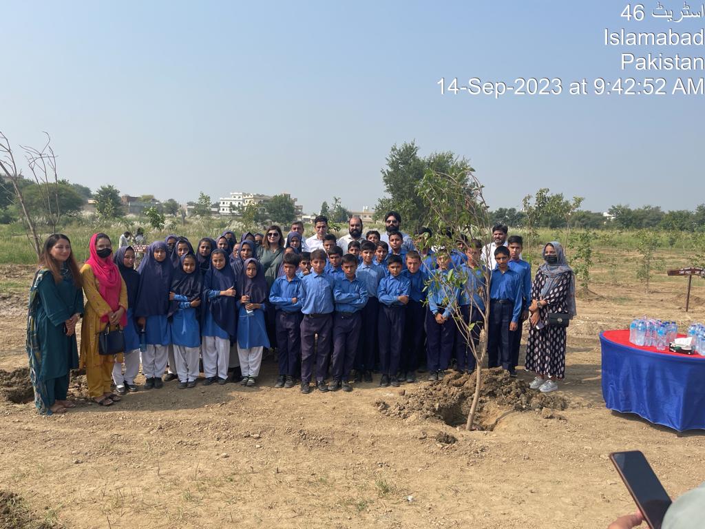 Chief Commissioner/Chairman CDA, Capt. (Retd) Anwar Ul Haq, leading a tree planting initiative at D.12/2, Street 64 Green Belt alongside the Director General of Environment and enthusiastic school students on 14-09-23! #TreePlantation #CDA