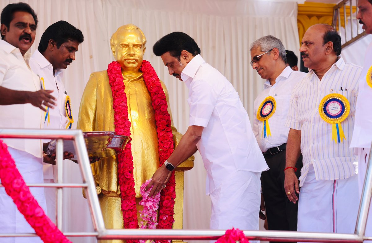 mkstalin's tweet photo. அறிவியக்கமாம் திராவிட முன்னேற்றக் கழகத்தைத் தோற்றுவித்து, என்றும் தமிழ்நாட்டை ஆளும் தலைமகன் பேரறிஞர் அண்ணாவின் பிறந்தநாள்!

தன் அறிவுத்திறத்தால் தமிழினத்தைப் பண்படுத்திய பேரறிஞர் காட்டிய பாதையில், கடமை ஆற்றக் கண்ணியம் தவறாது கட்டுப்பாட்டோடு நாடாளுமன்றக் களம் காண்போம்!

எண்ணித்துணிவோம்! இந்தியாவை மீட்கும் வேட்கைத் #தீ_பரவட்டும் நாடெங்கும்!

#PerarignarAnna #AGrandTamilDream #HBDArignarAnna