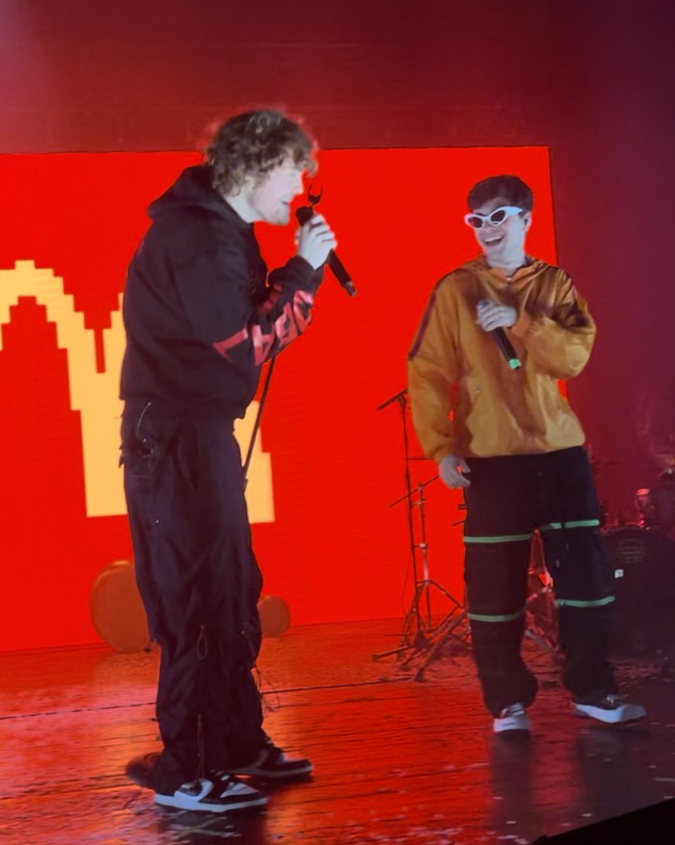 small__06's tweet photo. GEORGE IS A REAL ONE LOOK AT THAT FIT ITS SO GOOD https://t.co/o6w4VxUZRW
