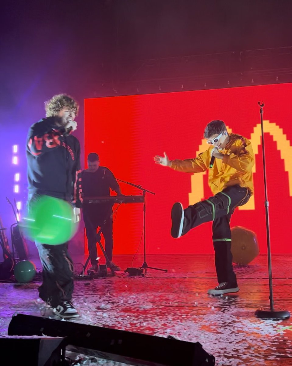 small__06's tweet photo. GEORGE IS A REAL ONE LOOK AT THAT FIT ITS SO GOOD https://t.co/o6w4VxUZRW