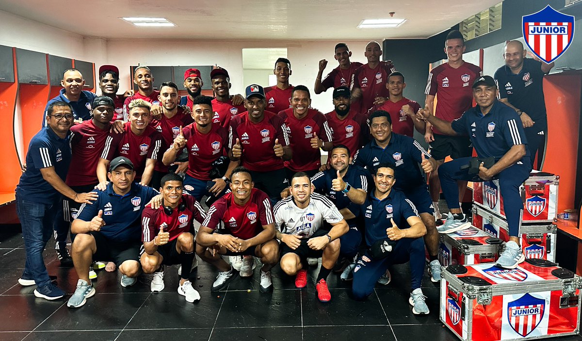 JuniorClubSA's tweet photo. 🦈✋ ¡GOLEADA EN BARRANCABERMEJA Y A CELEBRAR!
#VamosJunior🔴⚪️🔵 https://t.co/GMFO41c9Y9