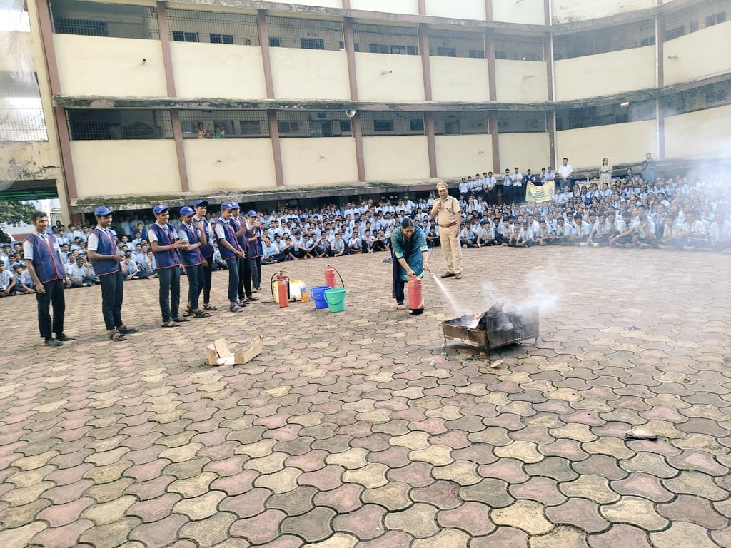 GhssHm's tweet photo. Fire Safety demonstration by Sub Officer Fire Shri Shailesh Patel ji with NSS Volunteers and students of Hindi and Marathi Medium at GHSS HM Tokarkhada Silvassa.
#Fire_Safety_demonstration
#with_Students https://t.co/bkG6b8hRQE