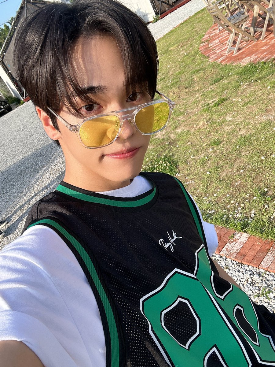 ONF_members's tweet photo. [#유 #U] 이런 셀카도 있었구만🤔😎 https://t.co/iSvQwjtF2e