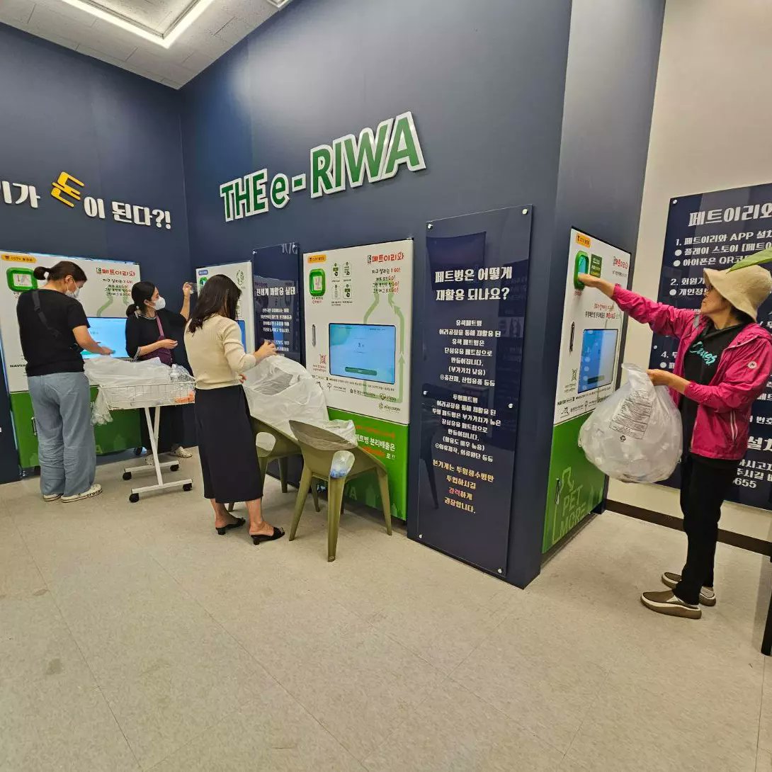 the_eriwa's tweet photo. Gwangmyeong RIWA SHOP (PET recycling room)
Thanks to the regular user who always works at this time..
He said he's working hard to let people know, but now he's happy just to see the label color of the plastic bottle
ㆍ
ㆍ
#RIWA #RecycletoEarn https://t.co/NSJ1fSOE0k