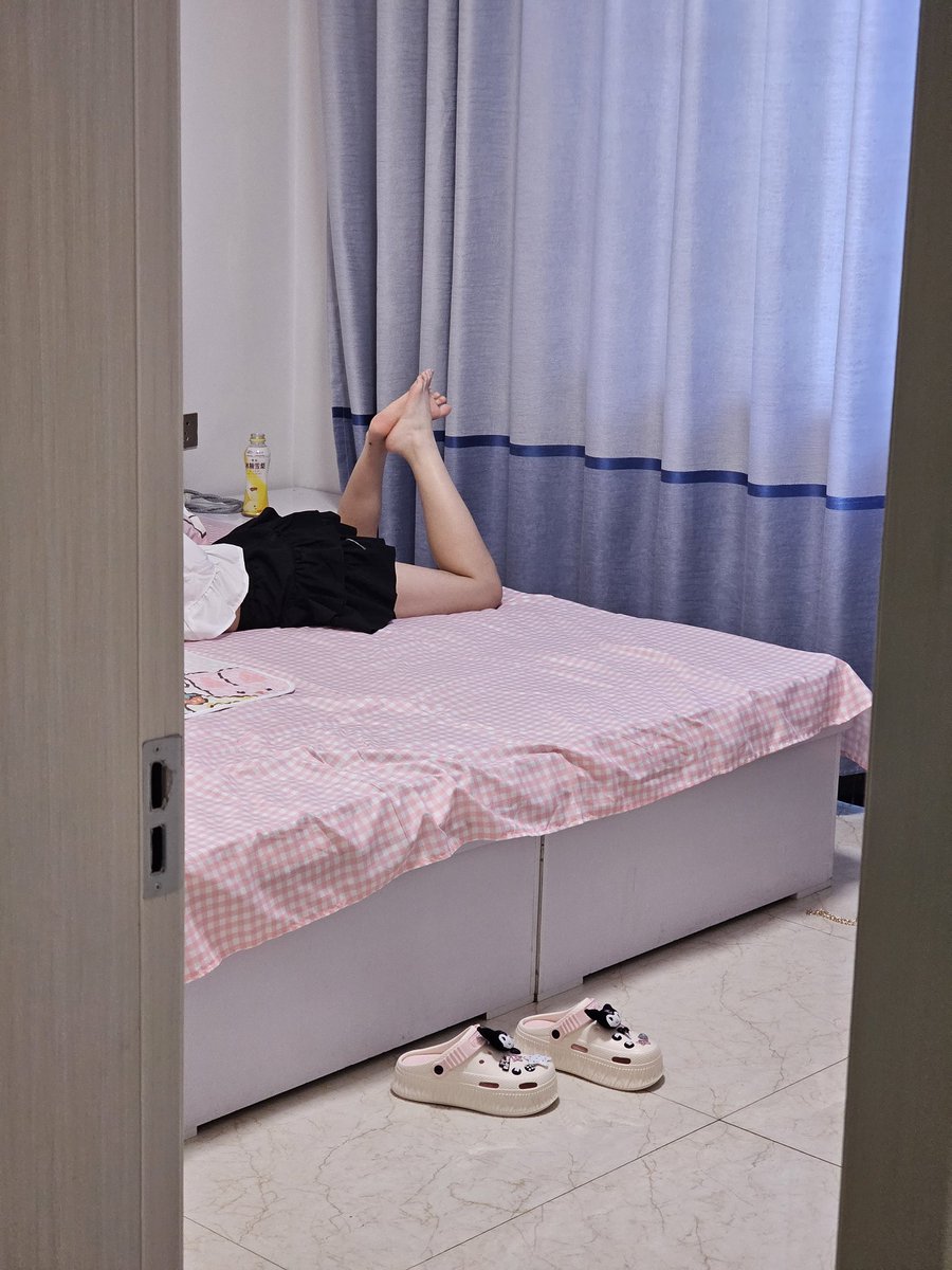 guifuluomou's tweet photo. 养女儿和儿子的区别可能就是，每��就知道买买买，拆快递的时候比见了亲爹高兴多了，拆完了就从床上玩手机，我做的饭是一口不吃，就知道点外卖，关键是你还不能骂她，一骂就冷战 https://t.co/qyr6FxCLUS