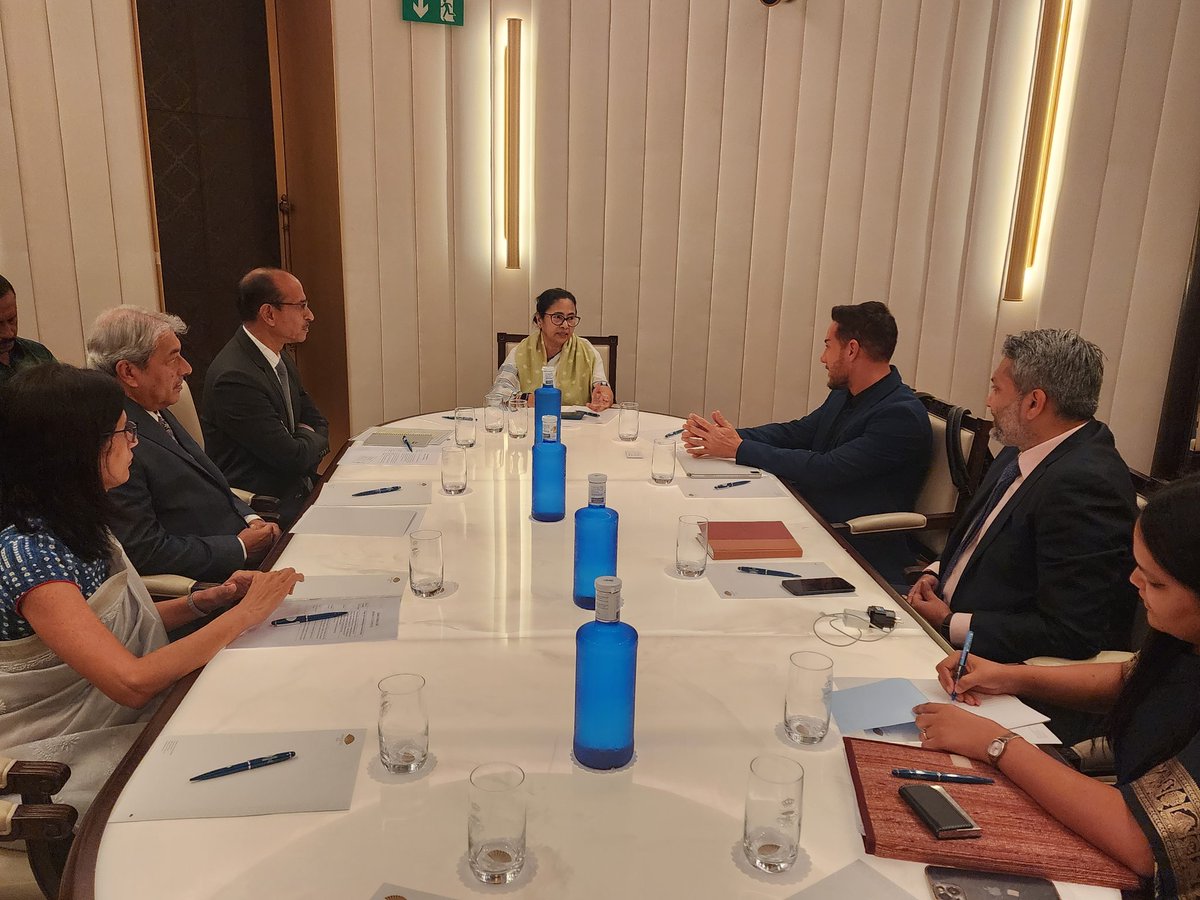 TheBengalCartel's tweet photo. CM @MamataOfficial brings HUGE investments from her First Biz meet in Madrid, Spain!

🔶ZARA is shifting their Manufacturing to WB
- 100 acres offered
- Production to start by Dec '23

🔶La Liga is opening a Football Academy in WB
- MoU signed with La Liga president Javier Tebas https://t.co/ZQg2Znirqm