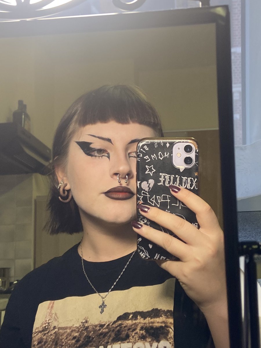 shutupmun's tweet photo. mon makeup est trop beau aaaa https://t.co/k8LydZQTK2