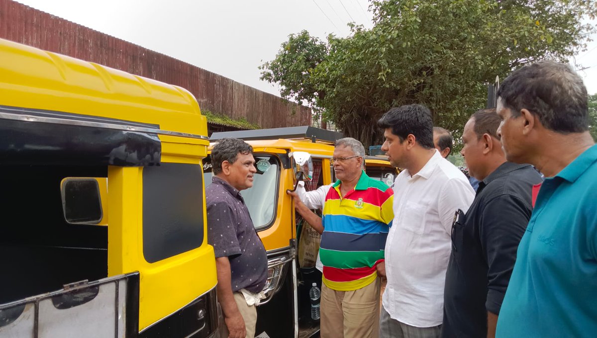 INCSGoa's tweet photo. @INCGoa President @amitspatkar had candid discussion with Motorcycle pilot &amp; Rickshaw driver about difficulties they encounter in their respective professions. They openly shared their experiences, providing insights into varied aspects of their work at Kadamba Bus stand, Margao. https://t.co/94sSHTzW9u