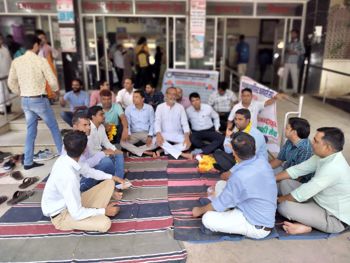 सरकार की बेरुखी व्यवहार के कारण जनता को काफी परेशानी का सामना करना पड़ रहा है
#फार्मासिस्ट_कार्यबहिष्कार_राजस्थान
<a href="/ashokgehlot51/">Ashok Gehlot</a>
<a href="/plmeenaINC/">Parsadi Lal Meena</a>
<a href="/8PMnoCM/">राजस्थानी ट्वीट</a> 
<a href="/DainikBhaskar/">Dainik Bhaskar</a> 
<a href="/rpbreakingnews/">Rajasthan Patrika</a> 
<a href="/1stIndiaNews/">First India News</a> 
<a href="/RajCMO/">CMO Rajasthan</a>
<a href="/DIPRRajasthan/">सूचना एवं जनसम्पर्क विभाग, राजस्थान सरकार</a>
<a href="/DainikNavajyot2/">Dainik Navajyoti</a>
<a href="/zeerajasthan_/">ZEE Rajasthan</a>
<a href="/punjabkesari/">Punjab Kesari</a>