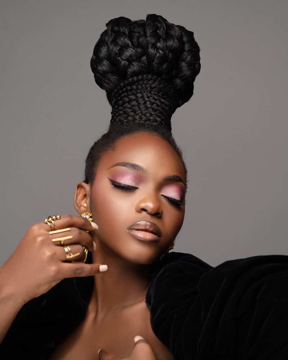 LydolSlam's tweet photo. Chapitre 29 🎉❤️ - Anniversaire 🤩🥰
J’ai d’abord eu envie de me faire un long discours mais je pense que cette fois je vais juste dire une chose : « LYDOL souviens toi d’être heureuse 😏🥰 » Happy Birthday to me ❤️
Photo : @william_dikanda 
Coiffure &amp; Design : @AFROKREM237 https://t.co/28MxrgNonT
