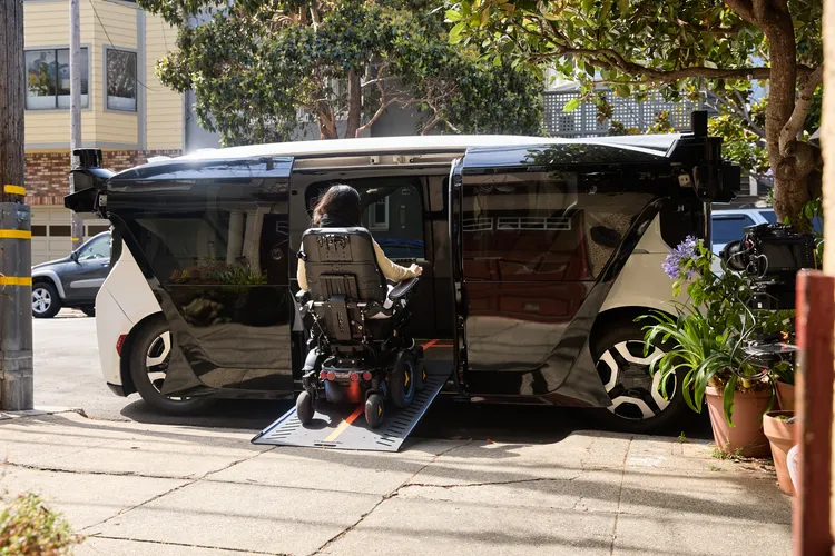 TechExploreX's tweet photo. Cruise unveils a wheelchair-accessible robotaxi, with plans to launch in 2024
#Techfeed https://t.co/I78tJY70it