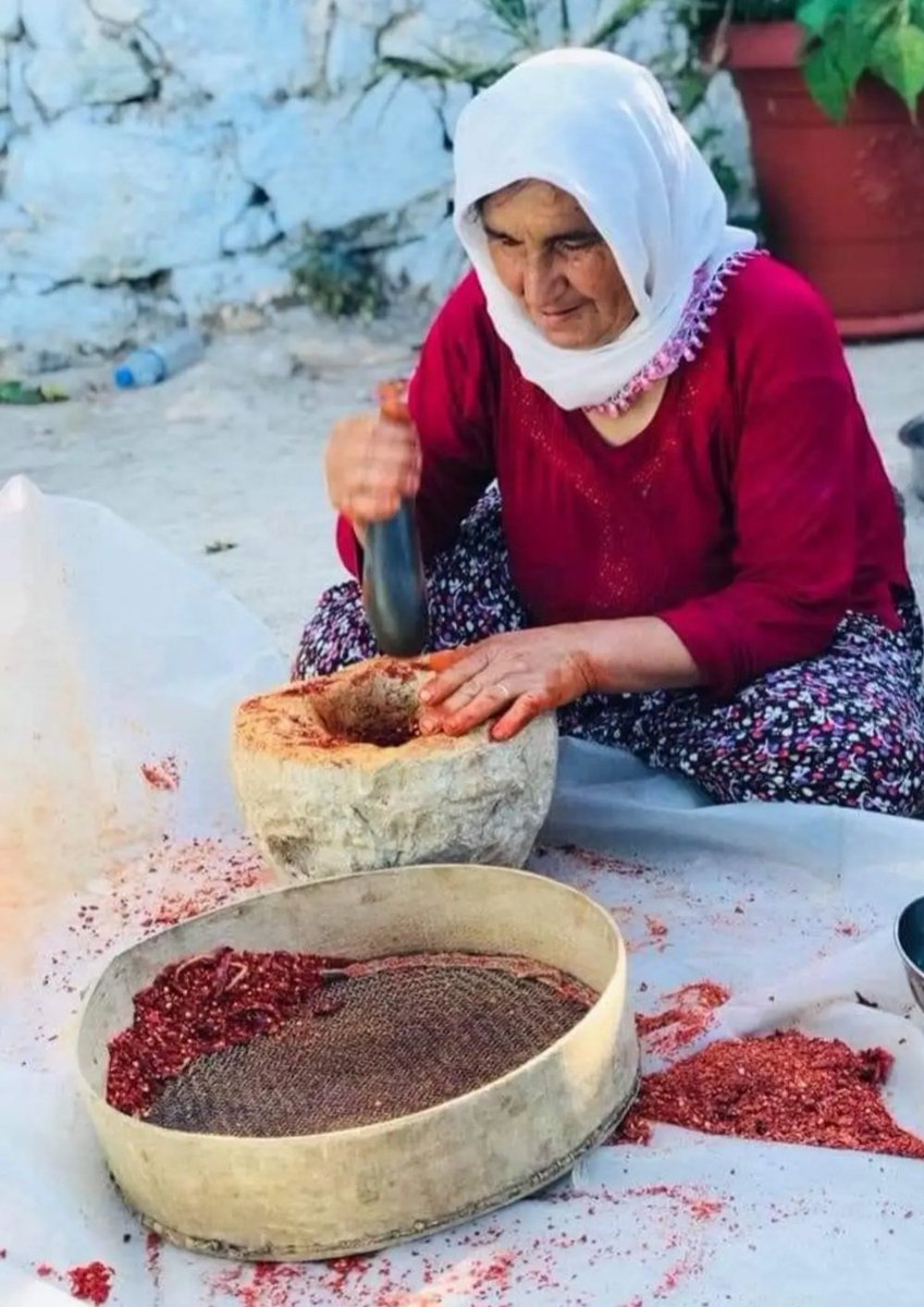 Biz onikiden vurulmuş Eylül lerde üşüdük.Hey kirli günler ,ne çok üşüdük..................
                                    Günaydın..
#Hatay
#HataydaSuYok
#Devlet duy sesimizi