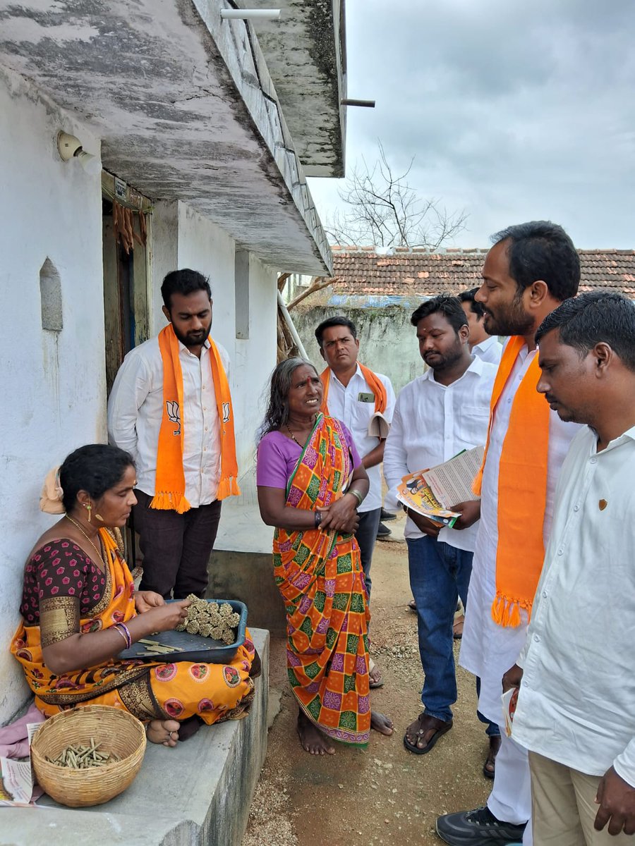 BhukyaDevilal1's tweet photo. పల్లె పల్లెకు బీజేపీ...గడప గడపకు నవీన్ అన్న...
#SNK #SNK4BJP #SurabhiNaveenKumar #BJP4Korutla #BJPKorutla #Korutla #Korutla4BJP #KorutlaBJP #KorutlaAssembly #KorutlaConstituency #KorutlaMunicipality #bjptelangan
@kishanreddybjp @bandisanjay_bjp @Arvindharmapuri @BJP4Koratla https://t.co/vlhOPsjgrX