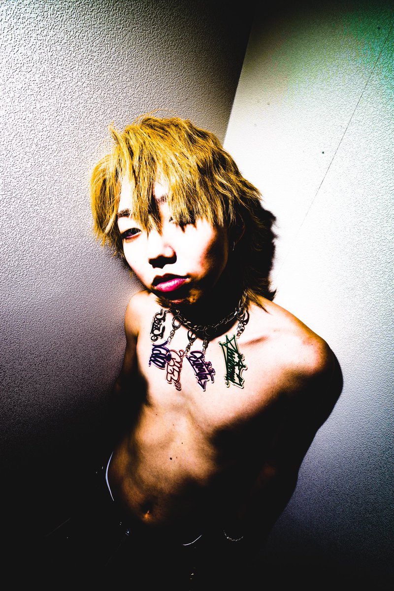 gonsan_vl's tweet photo. FENNEL入って言われるがままに写真撮って貰ったんだけど
ヒップホップカルチャー過ぎて俺が追いついてないだけ？どういう意味これ https://t.co/mf5Vvs6gx4