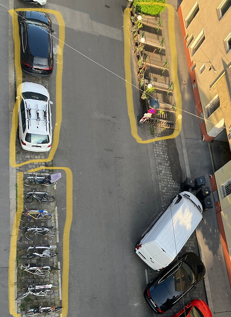 Auf der Fläche von 2 Pkw-Abstellplätzen haben 8 bis 10 mal so viele Fahrräder oder locker 10 bis 15 mal so viele Gäste im Schanigarten Platz. #parkingday