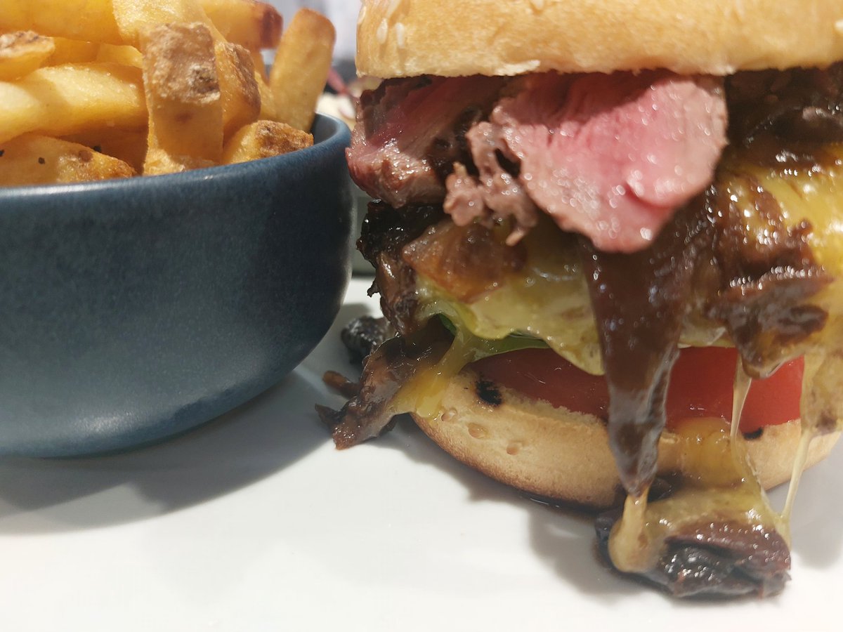 Another #BangingBurger on our specials this weekend .
"The Billionaire" burger .
Steak burger ,wild mushrooms in red wine sauce,Suffolk GOLD cheese and fillet steak with a truffle and bacon mayo,beer battered shallot rings .🍔😋