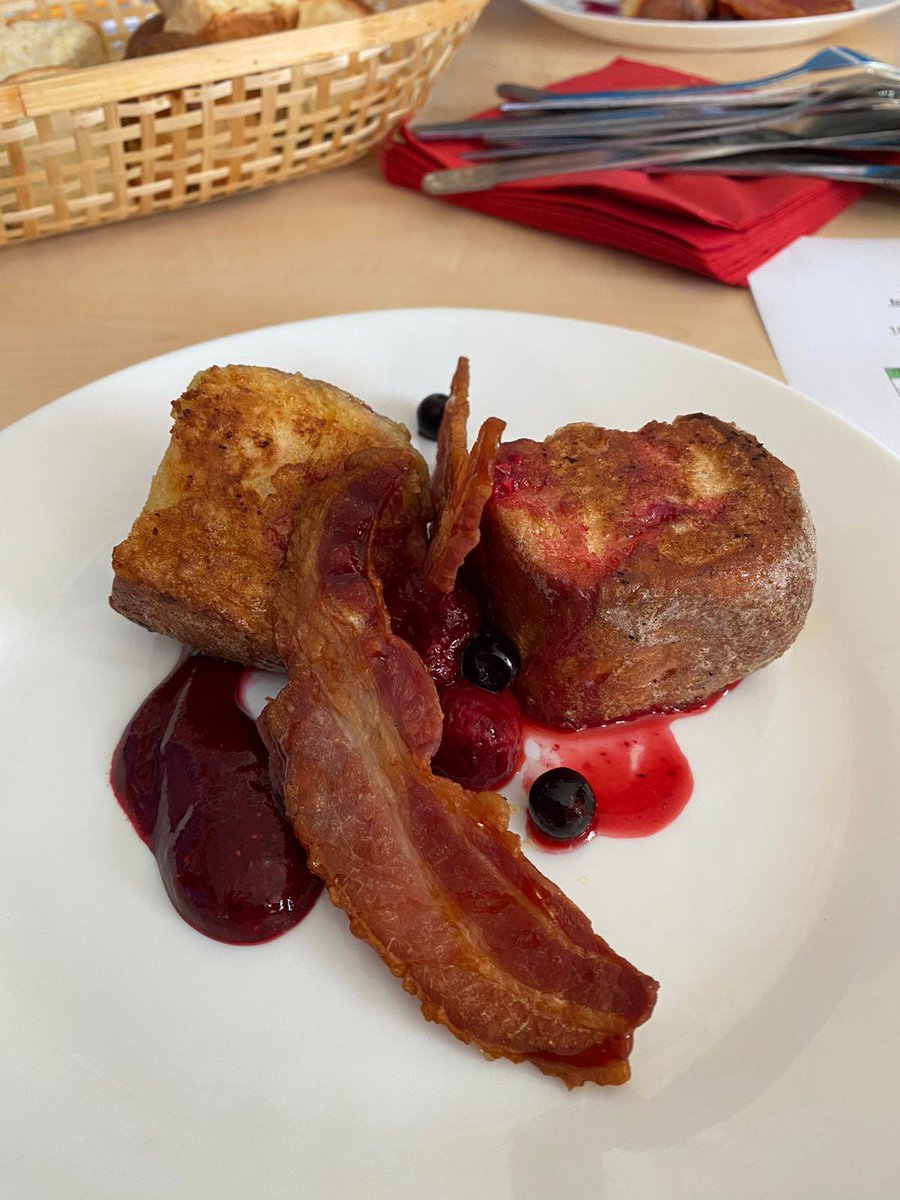 AvonwoodHead's tweet photo. Mrs Bayliss and her fab catering team @PokesdownSchool raised the bar with our Heads morning breakfast this week! Brioche French toast with bacon & mixed berries! #NextLevelBreakfast π https://t.co/OBXshGF1oq