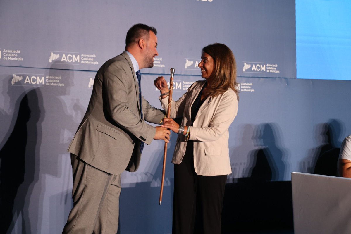 ACMunicipis's tweet photo. @GloriaMarull Meritxell Budó, alcaldessa @ajlagarriga, és escollida nova presidenta de l’ACM amb el 95,48% dels vots. Lluís Soler, president sortint i alcalde @ajdeltebre ha fet el traspàs simbòlic de vara. https://t.co/ztLQ23fpl1