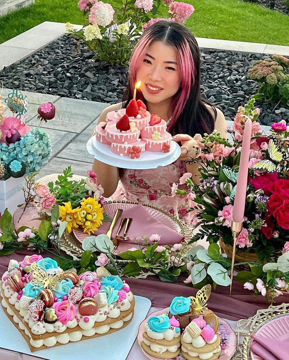 KrqwCqkeX_'s tweet photo. :: The four photos that rainbow didn't post on twitter, (but She did post them on Instagram also i excluded the one she posted on twitter bc of photo limit)

@RainbowsYT https://t.co/O732yBTnUF
