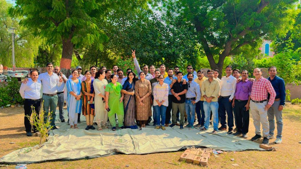 दिनोदिन बढ़ता रोगी भार... 
हर साल बढ़ती दवाइयों की संख्या....
फार्मासिस्ट भर्ती शीघ्र पूरी करो।
🙏
#11वर्षो_की_लंबित_मांगे
#मांगते_मांगते_थक_गए 
<a href="/ashokgehlot51/">Ashok Gehlot</a> 
<a href="/_lokeshsharma/">Lokesh Sharma</a> 
<a href="/plmeenaINC/">Parsadi Lal Meena</a> 
<a href="/artizzzz/">Arti Dogra</a>
