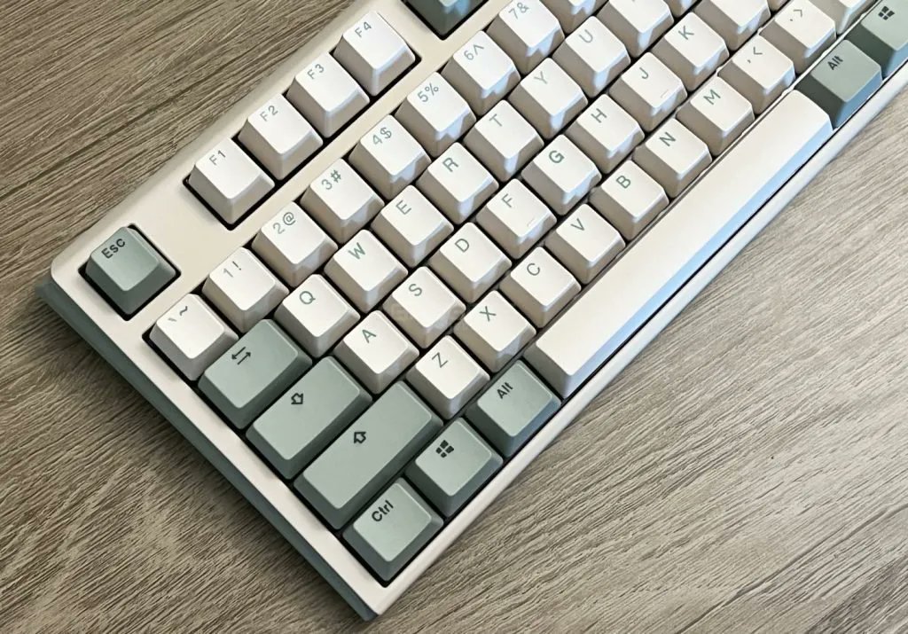 gdgtme's tweet photo. Discover keyboard perfection with the Ducky One 3 TKL! ⌨️💪 From remarkable acoustics to hot-swappable switches and a robust build, it's a dream for enthusiasts seeking top-tier experience. #DuckyOne3TKL #Mechanical @duckychannel 

Read our Review: https://t.co/ZKLfzawuiS https://t.co/FwnIshbwCa