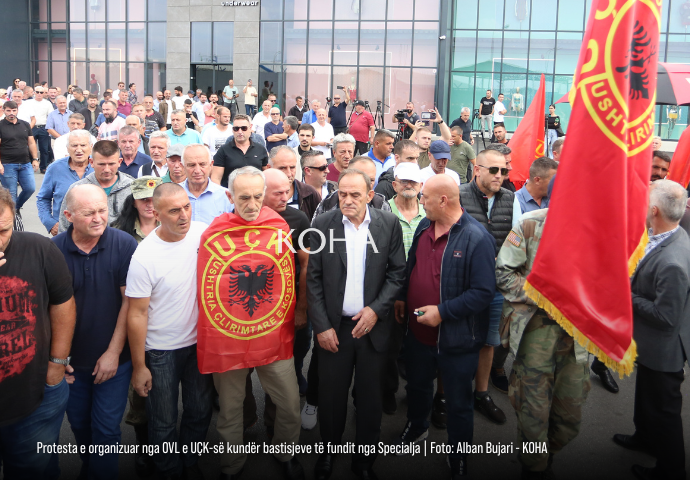 portalikohanet's tweet photo. #Veteranë të Ushtrisë Çlirimtare të Kosovës janë mbledhur para bazës së #EULEX-it në Fushë-Kosovë. Përmes protestës, ata po kundërshtojnë bastisjet e #Speciales të kryera ditët e fundit në Kosovë https://t.co/PE2qWkc9Jb