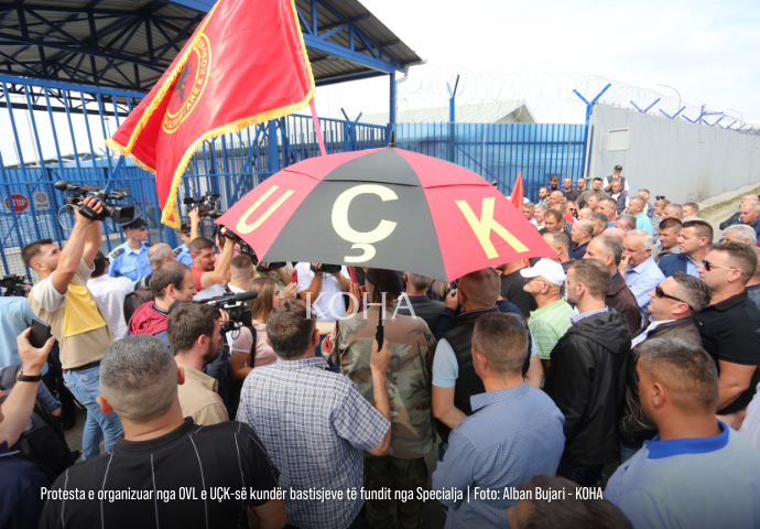 portalikohanet's tweet photo. #Veteranë të Ushtrisë Çlirimtare të Kosovës janë mbledhur para bazës së #EULEX-it në Fushë-Kosovë. Përmes protestës, ata po kundërshtojnë bastisjet e #Speciales të kryera ditët e fundit në Kosovë https://t.co/PE2qWkc9Jb