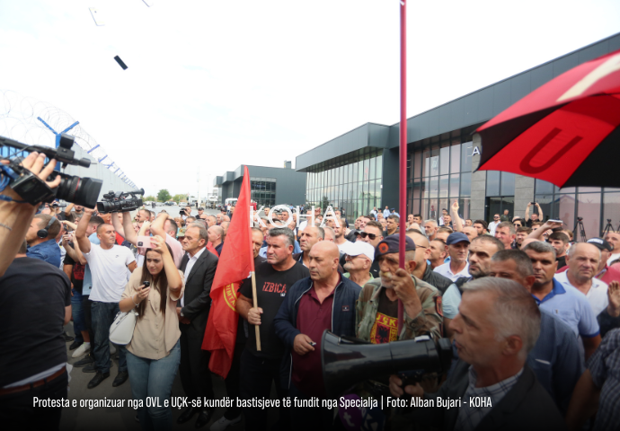portalikohanet's tweet photo. #Veteranë të Ushtrisë Çlirimtare të Kosovës janë mbledhur para bazës së #EULEX-it në Fushë-Kosovë. Përmes protestës, ata po kundërshtojnë bastisjet e #Speciales të kryera ditët e fundit në Kosovë https://t.co/PE2qWkc9Jb