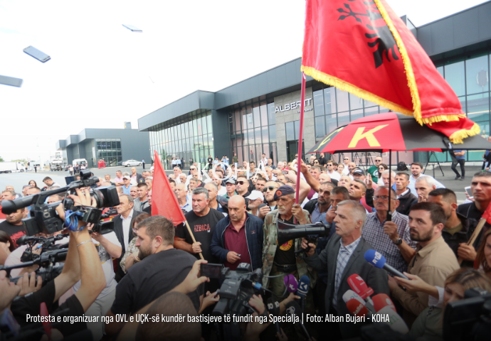 portalikohanet's tweet photo. #Veteranë të Ushtrisë Çlirimtare të Kosovës janë mbledhur para bazës së #EULEX-it në Fushë-Kosovë. Përmes protestës, ata po kundërshtojnë bastisjet e #Speciales të kryera ditët e fundit në Kosovë https://t.co/PE2qWkc9Jb