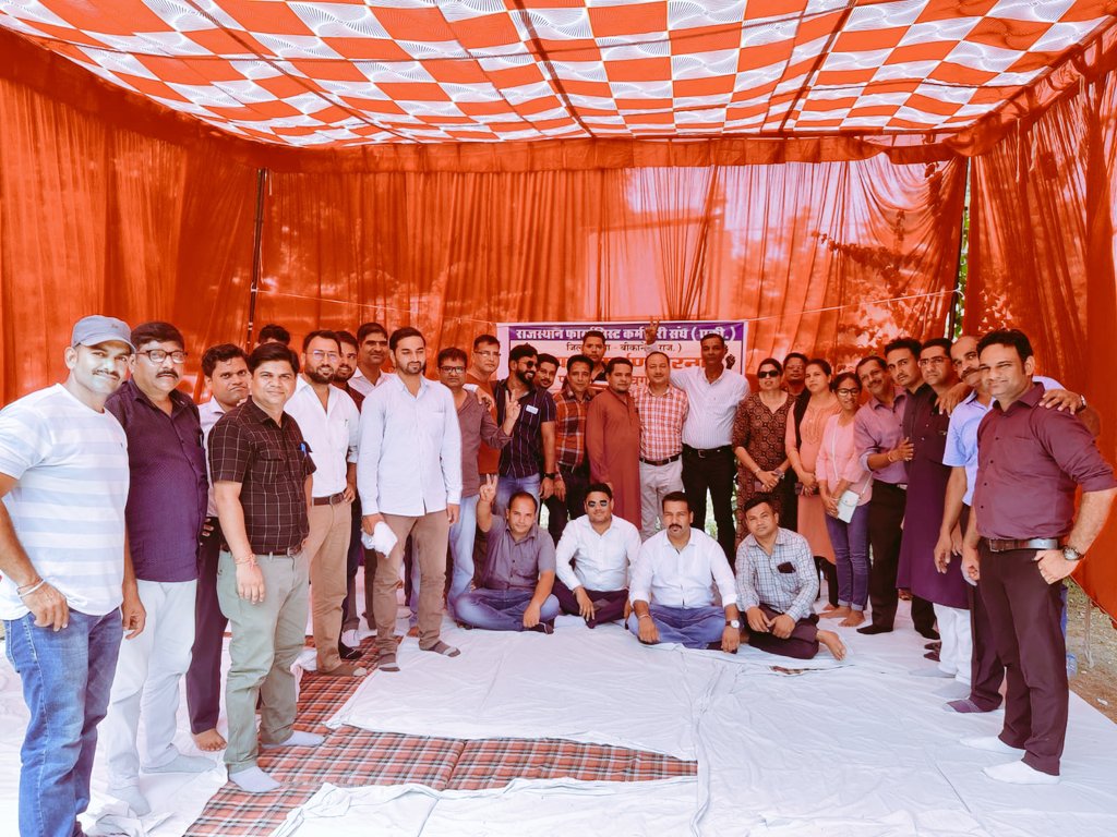 वेतन विसंगति सहित 7सूत्रीय मांगो पर आंदोलनरत है...सरकारी फार्मासिस्ट🙏
#11वर्षो_की_लंबित_मांगे
#मांगते_मांगते_थक_गए 
<a href="/ashokgehlot51/">Ashok Gehlot</a> 
<a href="/_lokeshsharma/">Lokesh Sharma</a> 
<a href="/plmeenaINC/">Parsadi Lal Meena</a> 
<a href="/artizzzz/">Arti Dogra</a>
<a href="/kunwarraghav/">Laxman Raghav</a> 
<a href="/News18Rajasthan/">News18 Rajasthan</a>