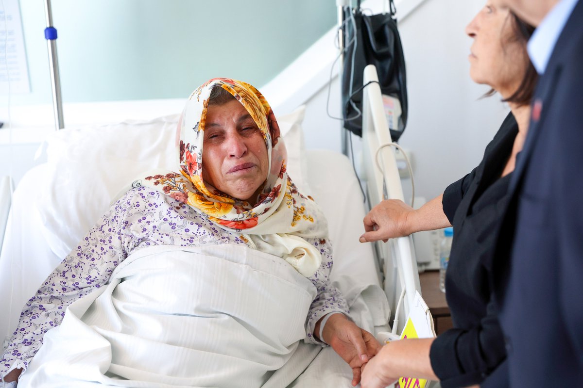 Genel Başkanımız Kemal Kılıçdaroğlu, eşi Sayın Selvi Kılıçdaroğlu ile birlikte 2018'de Suruç'ta katledilen eşi ve çocukları için adalet arayışını Ankara’da devam ettiren ve bir süredir hastanede tedavi gören Emine Şenyaşar’ı ziyaret ederek geçmiş olsun dileklerini iletti.