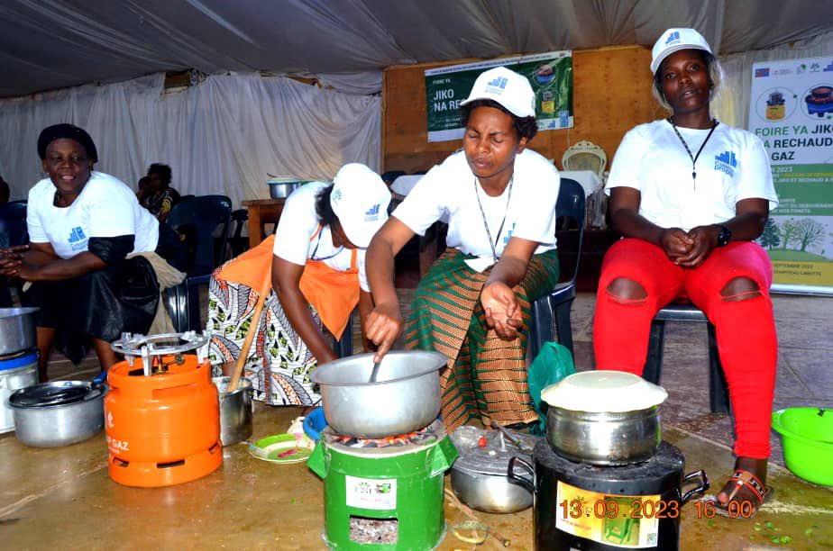 FemmesRdc's tweet photo. Des entreprises locales qui œuvrent dans la vente de gaz et la fabrication de foyers améliorés prennent part à cette activité. Nous invitons la population de Bukavu à venir prendre part aux formations sur l’utilisation de ces outils. Cette activité est appuyée par le @PNUDRDC https://t.co/SCY4SDqnZz