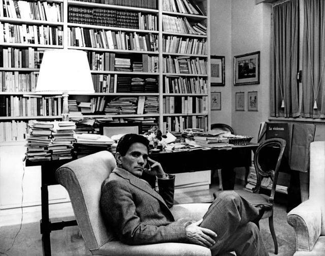 "Nel 1947, in prima media, arrivò un giovane professore di lettere, fece l’appello e si presentò, si chiamava Pier Paolo Pasolini. Crediamo non fosse ricco perché ogni giorno, col buono e col cattivo tempo, si faceva, con la bici, 12 chilometri di strada bianca per venire da