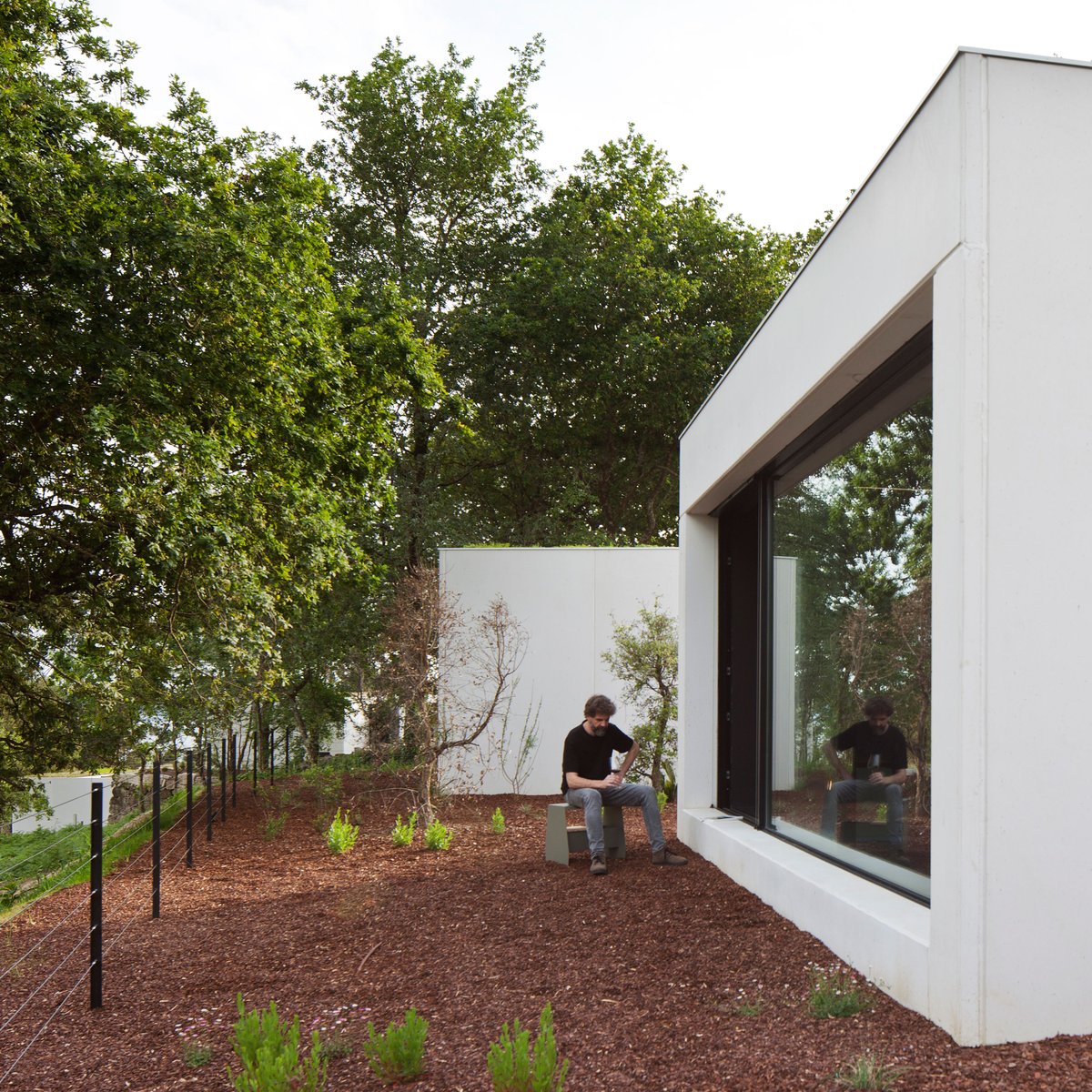 O mobiliario ON-Galpón dos hoteis #PepeVieira está deseñado para poder trasladalo ao exterior dos galpóns co fin de desfrutar dun espazo que ten o seu maior activo na relación co medio natural.

Fotografía <a href="/Roibradbury/">Roi Alonso</a>