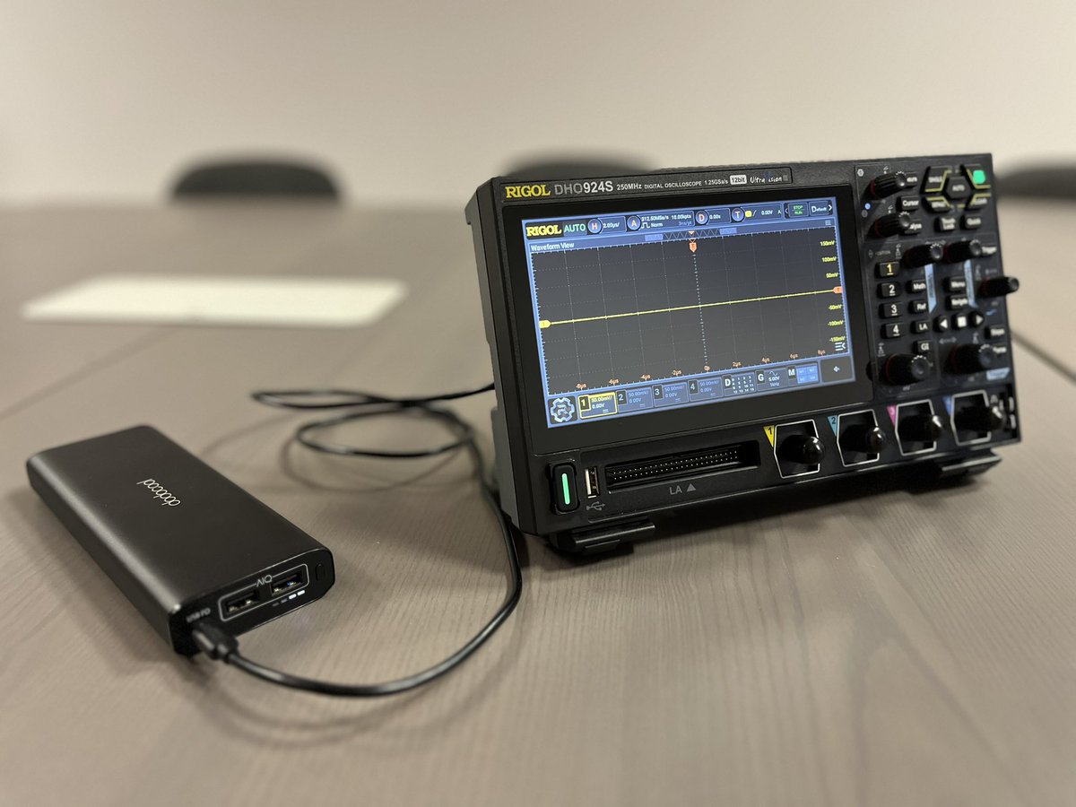 BatterFly2002's tweet photo. Have a look to the new #oscilloscope #RIGOL DHO924S powered by power bank! What to know more? Visit https://t.co/YSHMIbuXqj https://t.co/CzIJJmJBuA