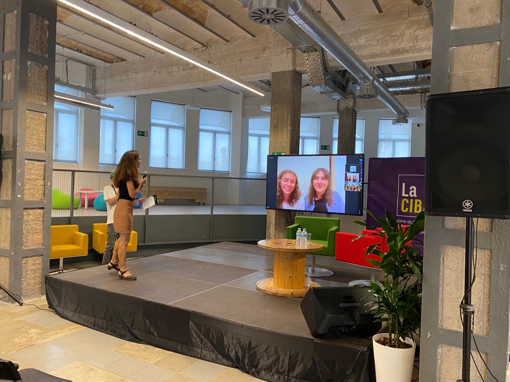 scgramenet's tweet photo. A International Camp, presentació de la plataforma digital i tauler de control per donar suport a la participació electrònica i controlar el discurs d'odi en línia, amb Giulia Venditti i Chiara Catizone de la Universitat de Bolonya
#FastLisa @xarxavalors_sc https://t.co/TVDiLpKUHo