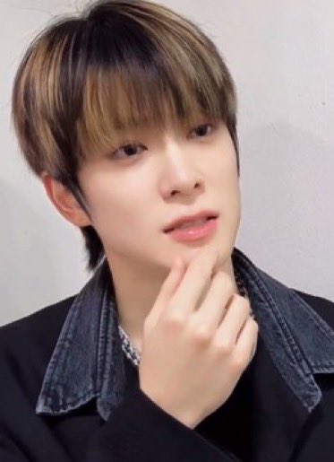 uon8214's tweet photo. 오랜만에 립밤 바꿨는데 
뽀뽀하고 내 입술 쳐다보더니
-체리맛이네?
이러는 연상 정쟤현.. https://t.co/2S4lWTz1Lz