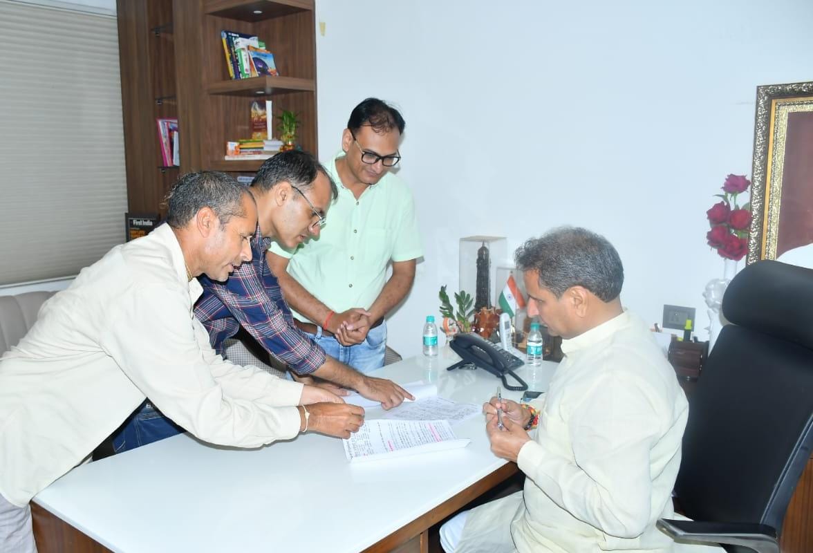 माननीय गहलोत जी फार्मासिस्ट्स की 7 सूत्रीय मांगों को पूरा करे।
 #11वर्षो_की_लंबित_मांगे
#मांगते_मांगते_थक_गए 
<a href="/ashokgehlot51/">Ashok Gehlot</a> 
<a href="/_lokeshsharma/">Lokesh Sharma</a> 
<a href="/plmeenaINC/">Parsadi Lal Meena</a> 
<a href="/artizzzz/">Arti Dogra</a>
<a href="/AshokChandnaINC/">Ashok Chandna</a>
<a href="/MlaDogra/">Ashok Dogra</a>
<a href="/ChadrkantaM/">Chandrakanta Meghwal</a>