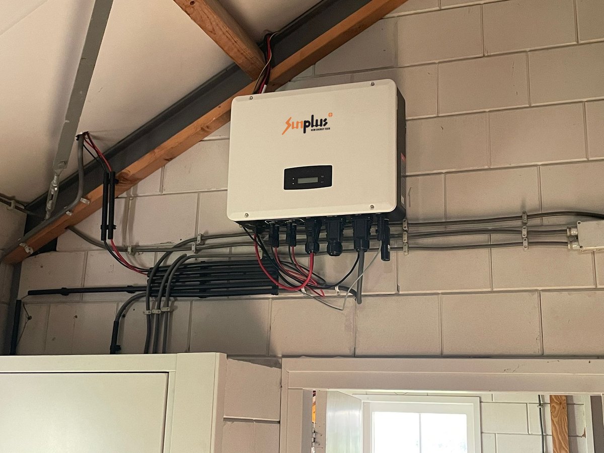 SUNPLUSTECH's tweet image. Meet our satisfied Dutch customer! Their home now boasts a Sunplus 10.24kWh HV Lithium Battery paired with a 10kW Three Phase Hybrid Inverter, creating the &apos;Integrated PV Storage.&apos; 

#SolarSavings #GreenEnergy #HomePowerSolution #RenewablePower #Sunplus #IntegratedPVStorage
