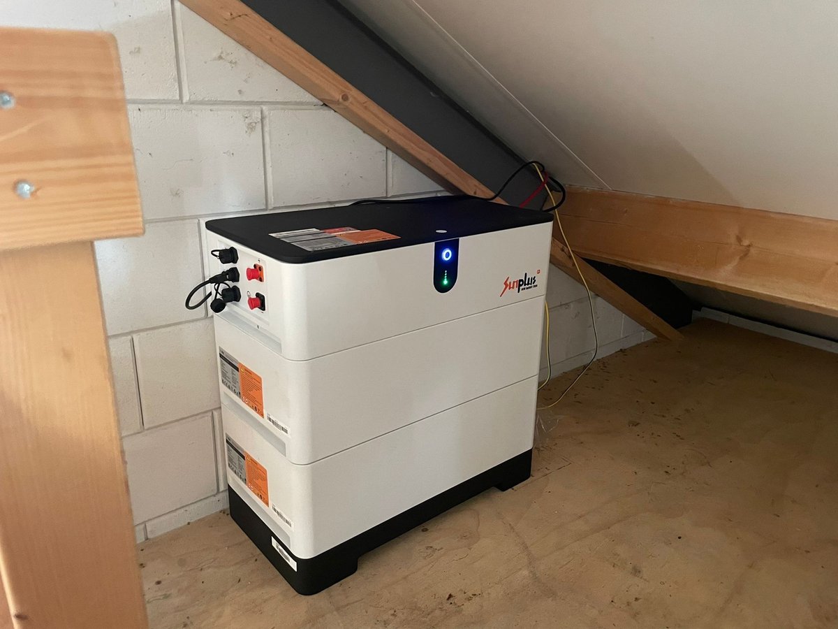 SUNPLUSTECH's tweet image. Meet our satisfied Dutch customer! Their home now boasts a Sunplus 10.24kWh HV Lithium Battery paired with a 10kW Three Phase Hybrid Inverter, creating the &apos;Integrated PV Storage.&apos; 

#SolarSavings #GreenEnergy #HomePowerSolution #RenewablePower #Sunplus #IntegratedPVStorage