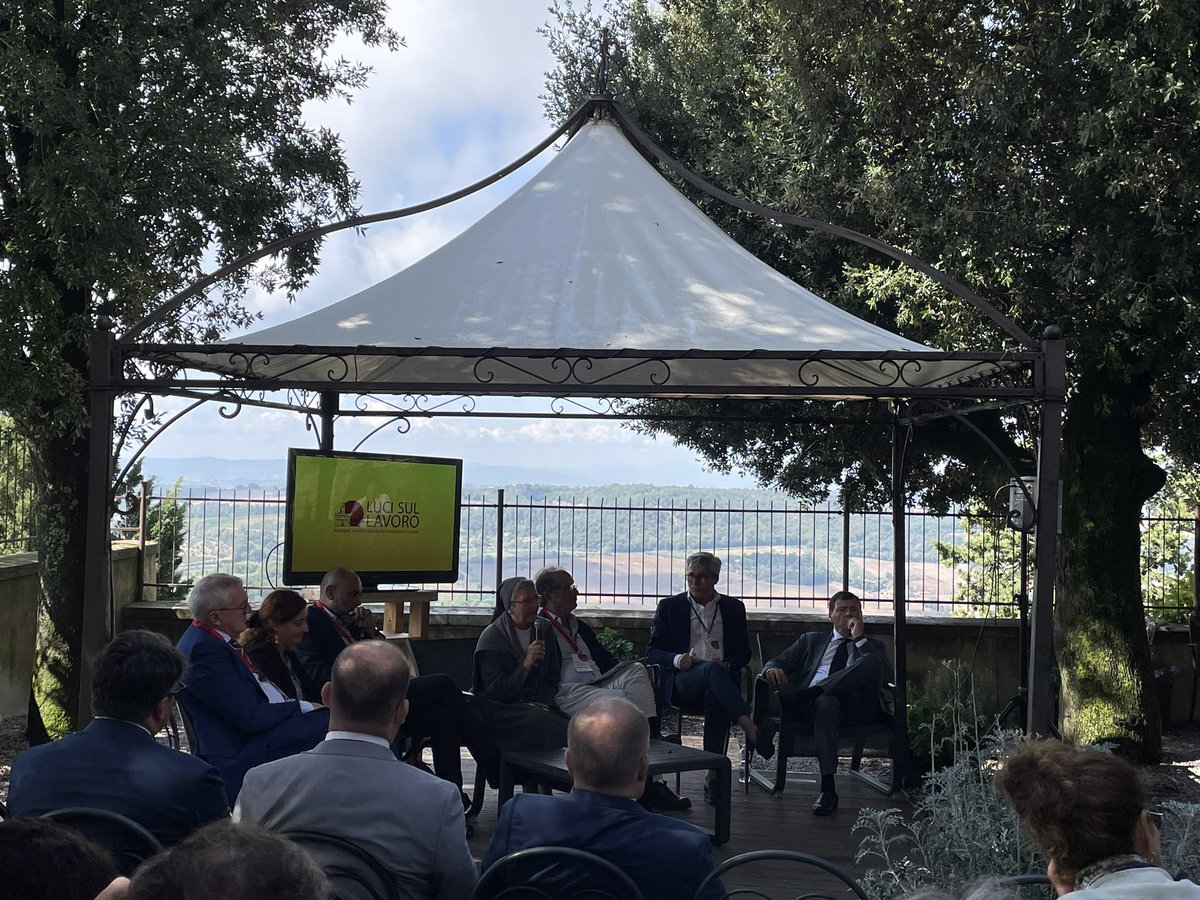 Importante passare dal concetto di competenze al concetto di persone competenti. La dignità del lavoro va riconosciuta, sempre. 

Il terzo panel a <a href="/LucisulLavoro/">Luci sul Lavoro</a> si apre con Suor Manuela Robozza CIOFS-FP. 

#LSL23
#AnpalServizi