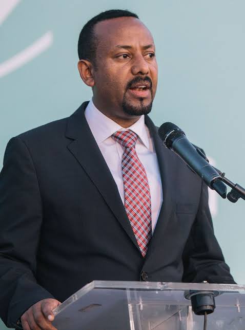 SuleimanAbdell7's tweet photo. የአገሪቱ ፕሬዳንት ሳህለወርቅ ዘውዴና፣ ጠቅላይ ሚኒስቴር አብይ አህመድ ከተኳረፉ፣  ድፍን 7 ወር ሞላቸው። አብይ አህመድ በግል ባህሪው ስብዕና የለለው ሰው እንደሆነ የቅርብ አማካሪዎቹ ይመሰክሩበታል።

ልክ እንደ ድመት ዝም ብሎ ያኮርፋል፣ ለሱ ቀበቷቸው ከፍ ዝቅ እስኪል ድረስ ያላሽራገዱትን ሰዎች ከመሬት ተነስቶ ፊት መንሳትና አይኑን ማጉረጥረጥ ግንባሩን መቋጠር፧ ከንፈሩን መንከስ አብሮት ያደገው ስብዕናው እንደሆነ ተደጋጋሚ ግዜ ለሱ ቅርበት ካላቸው ሰዎች ስምተናል። 

አብይ አህመድ ከአባቱ ጋር እንደ ልጅ ተቆንጥጦ ያላደገ፣ ከ4 አመቱ ጀምሮ እናቱ ጋር በዙረት ያደገ ሲሆን አንድም ቀን በልጅነቱ የወንድልጅ ብትር ገርፎት የማያቅ ለዕናቱ ብርቅየ አይነት ብቸኛ ተከታዮዋ ስለሆነ ( እናቶች ሆዳቸው ስለማይችል አንድ ቀን እንኳን ተቆንጥጦ ያላደገ) ያገኘውን እየዘለፈ ልጅነቱን የቀጨ ሰው ነው። ለዛም ነው የመጀመሪያ የስልጣን በአለ ሲመቱ ቀን አባቱን ከነመፈጠሩ እረስቶ በዕናቱ ብቻ ንግግሩን እያብላላ የኢትዮዽያን እናቶች ሆዳቸውን ሰርስሮ ለመግባት ጥረት ሲያደርግ የነበረው።

እናም ብዙ የሱ የስራ ባልደረቦቹና አማካሪዎቹ ሲናገሩ አብይ ቶሎ የሚያኮርፈውና በዕድሜ ትልልቅ ሰዎችን እንደፈለገ የሚያጣጥላቸው ከፍ ሲልም አፀያፊ የሆኑ ስድቦችን ሲሳደብ ብዙ ግዜ ፓርላማ ላይ የተሰማው ሰውየው ችግሩ ከዕድገቱ ጀምሮ ስድ አደግ ሆኖ ከማደጉ ጋር ተያይዞ እስኩሁን ድረስ የአስተዳደጉን ባህሪ ባለመላቀቁ ነው ይላሉ የሱ የቅርብ ሰዎቹ።

ፕሬዝዳንቷም በመጨረሻ የአገልግሎት ዘመኗ የዚህ ዱርየ መጫዋቻ ሆና ይሄው ካኮረፋት ድፍን 7 ወር ሆኗታል። እሷም እንዲህ ሆና ከዚህ ሰውየ ጋር አብራ አገር እያፈረሰች ወይ በክብር ስልጣኗን አለቀቀች ይሄው ካኮረፋት መሪ ጋር አብራ ቆማለች። እንደውም በዚህ ሁለት ወር ውስጥ ለአብይ የሚሰጥ ደብዳቤ ወይም መልዕክት ከደረሳት እኔን አያናግረኝ ካኮረፈኝ 7 ወር ሆኖታል እያለች ማውራት ጀምራለች።

#AmharaGenocide in #Ethiopia