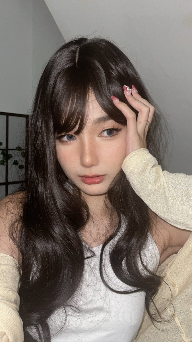 ch1nachi's tweet photo. i love my make up 🥹🥹🥹 nixki (my mua) made me look like a diff person 🥹 selfies from yesterday https://t.co/5OahvSeZ1o